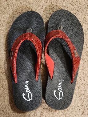 Savvy Women’s Red and Brown Croco texture flip flop. Size 7